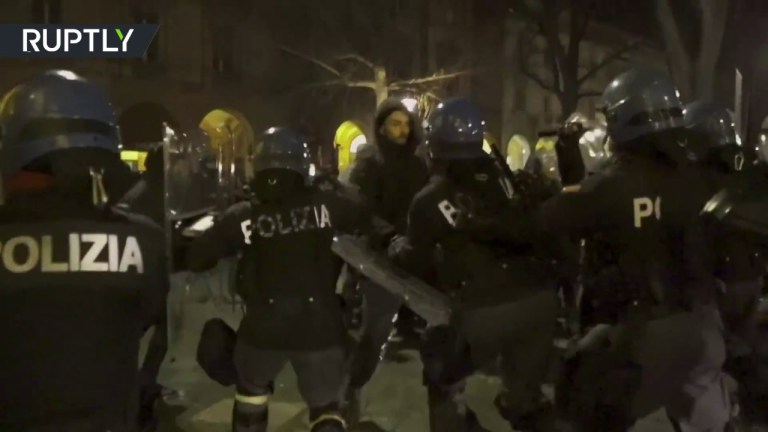 Antifašisté chtěli v Itálii bránit politikovi v projevu, tak je policie zkropila vodním dělem a zbila