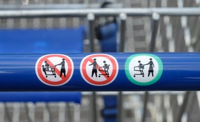 Genderové šílenství v Británii: Tesco předělává nákupní vozíky, byly sexistické