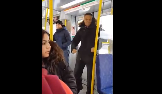 Agresivní imigrant si v tramvaji neměl kam sednout, tak ze sedaček vyhodil dvě Švédky